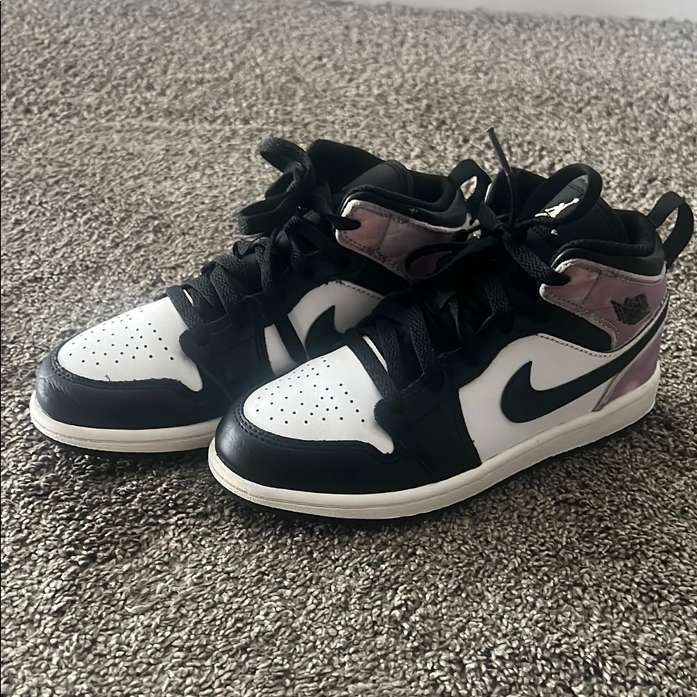 Youth Air Jordan 1 Mid SE Black/Bleached Coral-White